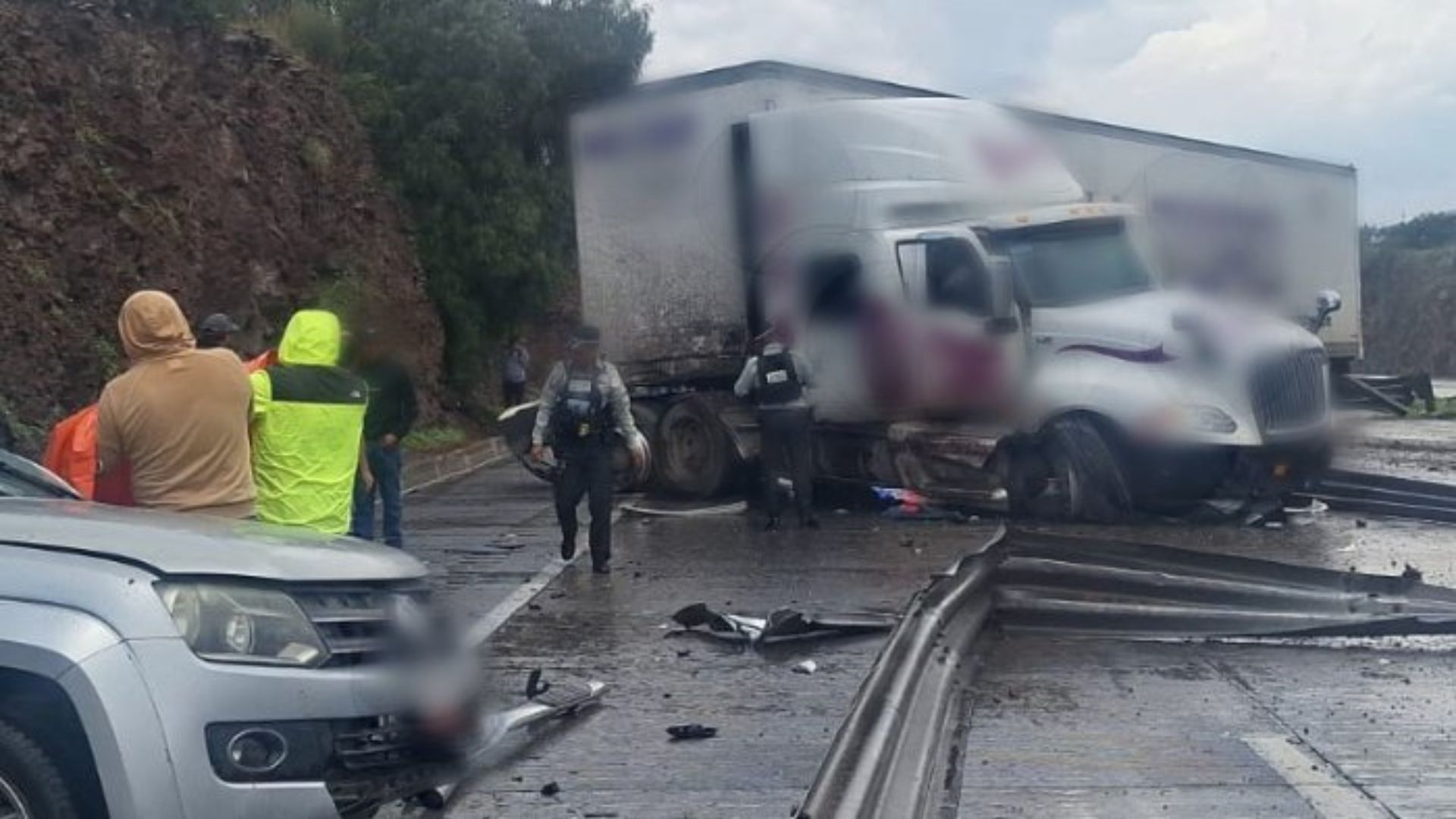 El accidente mantiene cerrada la autopista México-Querétaro